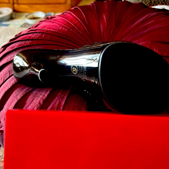 5” heel make legs look very long, Love them but fractured neck and love 👠 - Picture 4 of 6